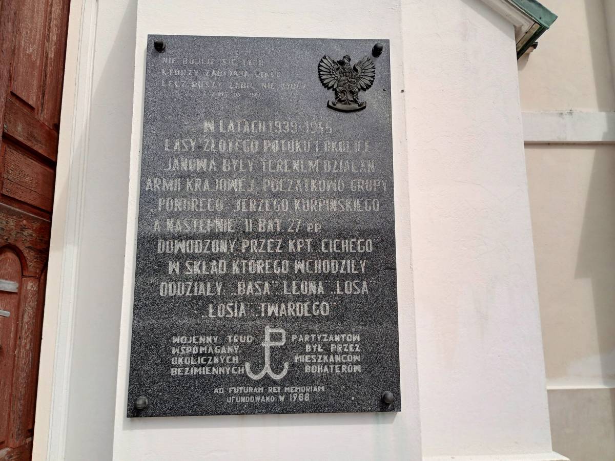 Tablica pamięci Oddziału Ponurego i II bat. 27 pp. AK w Złotym Potoku - tablica pamieci oddzialu ponurego i ii bat 27 pp ak w zlotym potoku 5