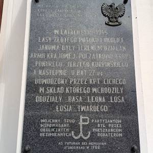 Tablica pamięci Oddziału Ponurego i II bat. 27 pp. AK w Złotym Potoku - tablica pamieci oddzialu ponurego i ii bat 27 pp ak w zlotym potoku 4