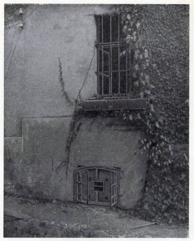 Fotografia płyty pancerza z ok. 1940 r., prawdopodobnie z koszar w Dąbrowce Wielkiej (źródło: Denkschrift über die polnische Landbefestigung, Berlin 1941,s. 222)