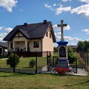 Kamienny krzyż (ul. Harcerska) w Żyglinie - kamienny krzyz ul harcerska w zyglinie 9