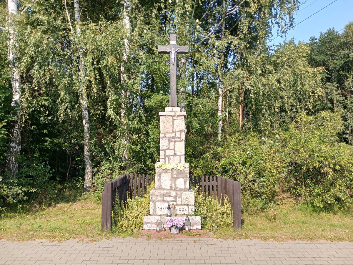Kamienny krzyż (ul. Wyciślika) w Żyglinku - kamienny krzyz ul wycislika w zyglinku 7