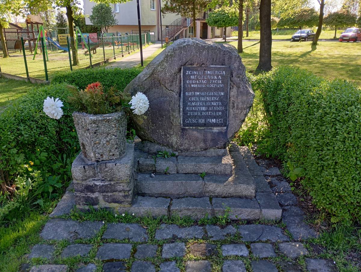 Głaz z tablicą ku czci rozstrzelanych mieszkańców w Dąbrówce Wielkiej (Piekary Śląskie) - glaz z tablica ku czci rozstrzelanych mieszkancow piekar slaskich 2
