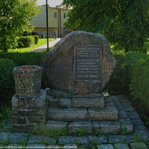 Głaz z tablicą ku czci rozstrzelanych mieszkańców w Dąbrówce Wielkiej (Piekary Śląskie) - glaz z tablica ku czci rozstrzelanych mieszkancow piekar slaskich