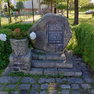 Głaz z tablicą ku czci rozstrzelanych mieszkańców w Dąbrówce Wielkiej (Piekary Śląskie) - glaz z tablica ku czci rozstrzelanych mieszkancow piekar slaskich 2