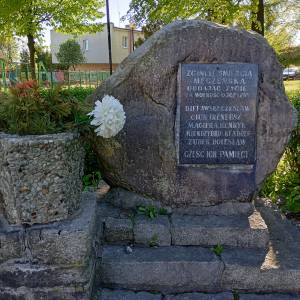 Głaz z tablicą ku czci rozstrzelanych mieszkańców w Dąbrówce Wielkiej (Piekary Śląskie) - glaz z tablica ku czci rozstrzelanych mieszkancow piekar slaskich 3