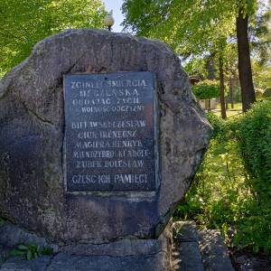 Głaz z tablicą ku czci rozstrzelanych mieszkańców w Dąbrówce Wielkiej (Piekary Śląskie) - glaz z tablica ku czci rozstrzelanych mieszkancow piekar slaskich 4