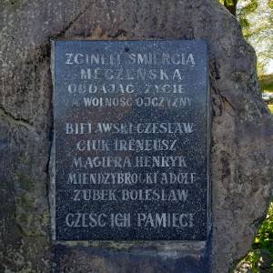 Głaz z tablicą ku czci rozstrzelanych mieszkańców w Dąbrówce Wielkiej (Piekary Śląskie) - glaz z tablica ku czci rozstrzelanych mieszkancow piekar slaskich 5