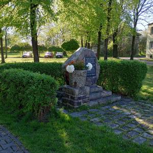 Głaz z tablicą ku czci rozstrzelanych mieszkańców w Dąbrówce Wielkiej (Piekary Śląskie) - glaz z tablica ku czci rozstrzelanych mieszkancow piekar slaskich 8