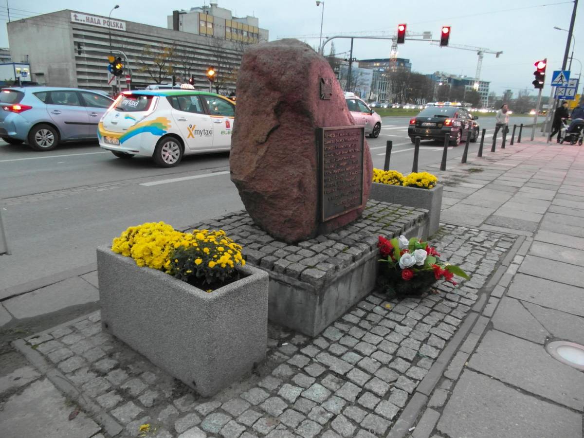 Pomnik upamiętniający zgrupowanie AK Chrobry II w Warszawie - sam 1600