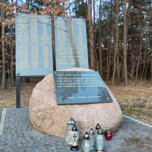 Symboliczna mogiła osób cywilnych zamordowanych w Apolonce - symboliczna mogila osob cywilnych zamordowanych w apolonce 7