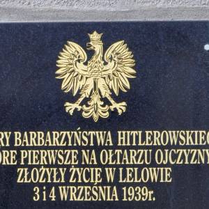 Tablica upamiętniająca ofiary hitlerowców w Lelowie - tablica upamietniajaca ofiary hitlerowcow w lelowie 2