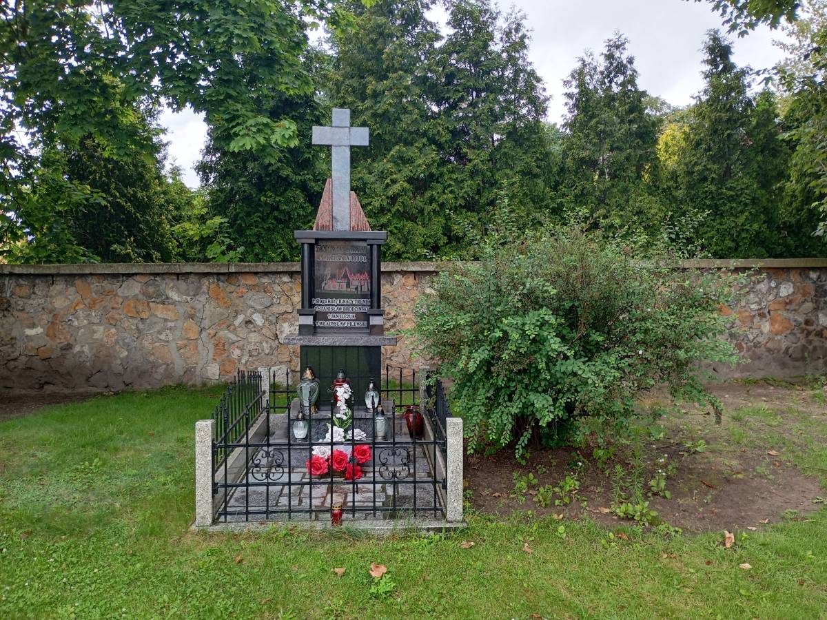 Mogiła zbiorowa wojenna rozstrzelanych prez hitlerowców w Lelowie - mogila zbiorowa wojenna rozstrzelanych prez hitlerowcow w lelowie 5