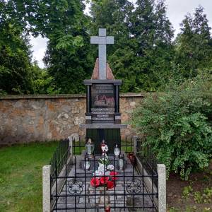 Mogiła zbiorowa wojenna rozstrzelanych prez hitlerowców w Lelowie - mogila zbiorowa wojenna rozstrzelanych prez hitlerowcow w lelowie 4