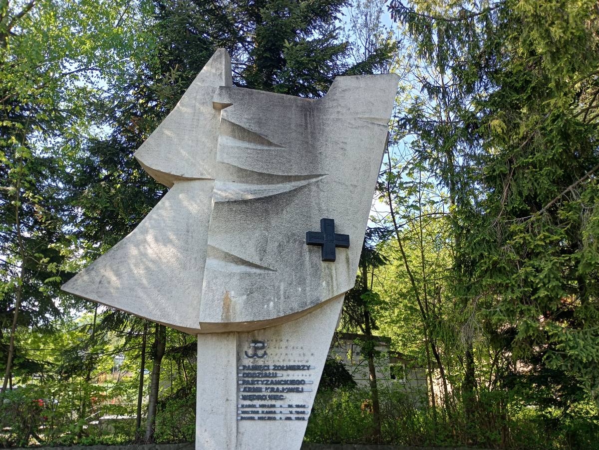 Pomnik żołnierzy AK Oddziału "Wędrowiec" w Brennej - pomnik zolnierzy ak oddzialu wedrowiec w brennej 8