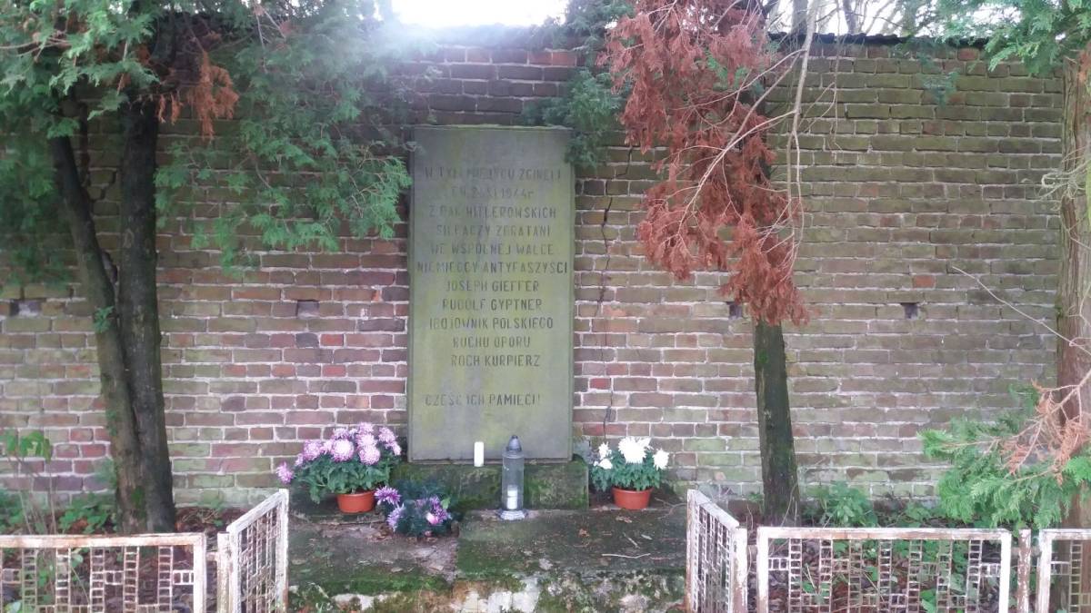 Tablica na miejscu zbrodni hitlerowskiej w Pawonkowie - 20171120 091002