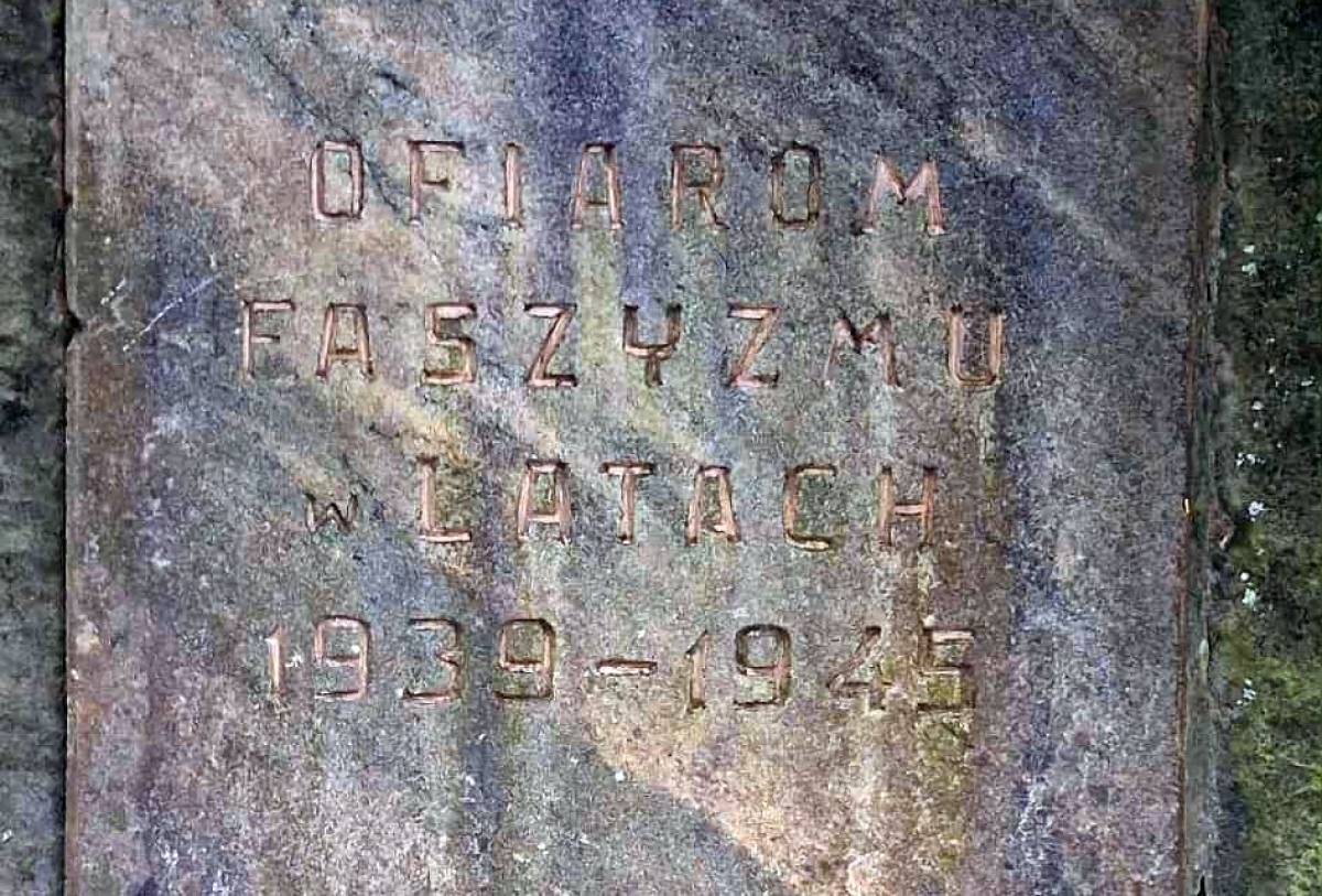 Pomnik ofiarom faszyzmu w latach 1939-1945 na Kubalonce w Istebnej - pomnik ofiar terroru na kubalonce w istebnej 2