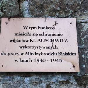 Tablica na bunkrze, w którym mieściło się schronienie więźniów KL Auschwitz w Międzybrodziu Bialskim - tablica na bunkrze w ktorym miescilo sie schronienie wiezniow kl auschwitz w miedzybrodziu bialskim