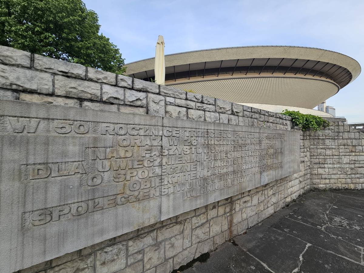 Tablica upamiętniająca III Powstanie Śląskie i zwycięstwo nad faszystowską Rzeszą Niemiecką w Katowicach - tablica upamietniajaca 50 rocznice wybuchu iii powstania slaskiego 2026 1