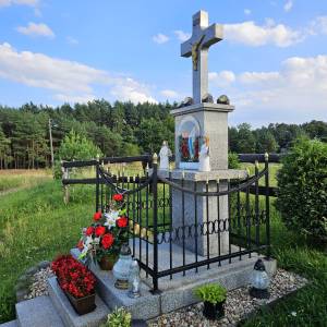 Kamienny krzyż przydrożny w Kuczowie - kamienny krzyz przydrozny w kuczowie 8