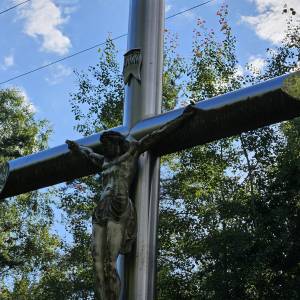 Krzyż przydrożny przy jednostce wojskowej w Tarnowskich Górach - krzyz przydrozny przy jednostce wojskowej w tarnowskich gorach 5