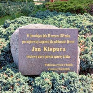 Tablica upamiętniająca Jana Kiepurę w Koniecpolu - tablica upamietniajaca jana kiepure w koniecpolu 2