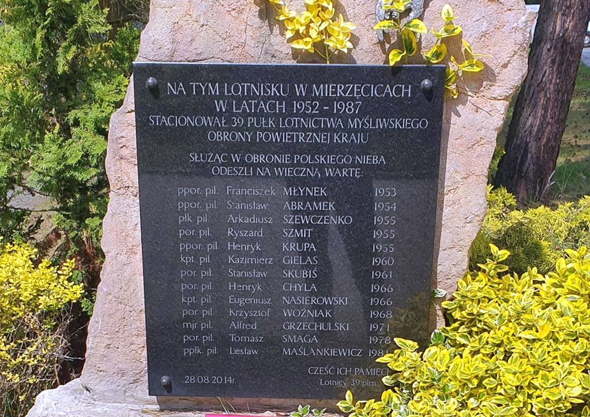 Tablica upamiętniająca 39 Pułk Lotnictwa Myśliwskiego w Mierzęcicach - tablica upamietniajaca 39 pulk lotnictwa mysliwskiego w mierzecicach