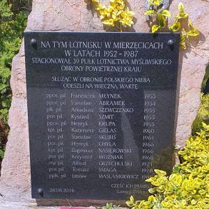 Tablica upamiętniająca 39 Pułk Lotnictwa Myśliwskiego w Mierzęcicach - tablica upamietniajaca 39 pulk lotnictwa mysliwskiego w mierzecicach