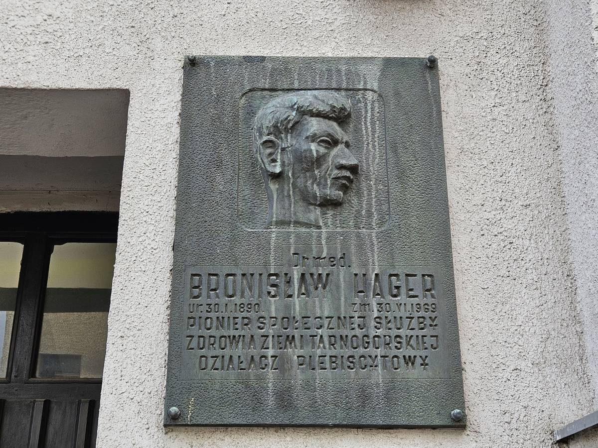 Tablica upamiętniająca dr med. Bronisława Hagera w Tarnowskich Górach - tablica upamietniajaca dr med bronislawa hagera w tarnowskich gorach 2026 05 15 2