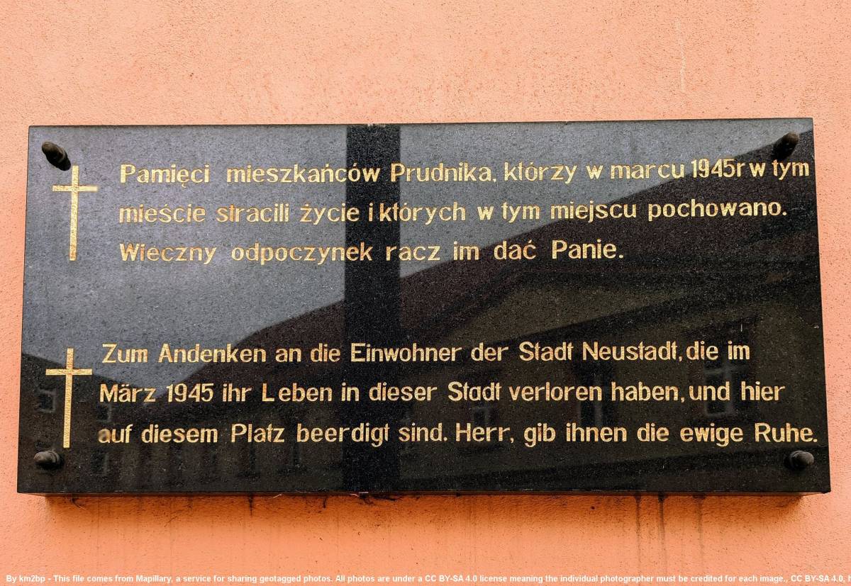 Tablica w Prudniku upamiętniająca mieszkańców, którzy stracili życie podczas II wojny światowej - tablica w prudniku upamietniajaca mieszkancow ktorzy stracili zycie podczas ii wojny swiatowej