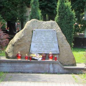 Głaz nauczycieli ziemi prudnickiej w Prudniku - glaz nauczycieli ziemi prudnickiej 4