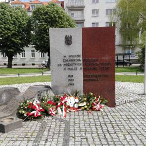 Pomnik Żołnierza Polskiego w Prudniku - pomnik zolnierzy walczacych o wolna polske w prudniku 4