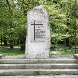 Pomnik Poległych Patriotów Prudniku - pomnik poleglym patriotom 2