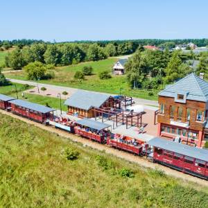 Stacja wąskotorowa Niechorze Latarnia - nadmorska kolej waskotorowa widok z lotu ptaka na niechorze