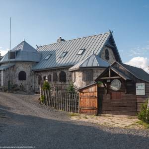 Wysoki Kamień (1058 m n.p.m.) - schronisko wysoki kamien 1