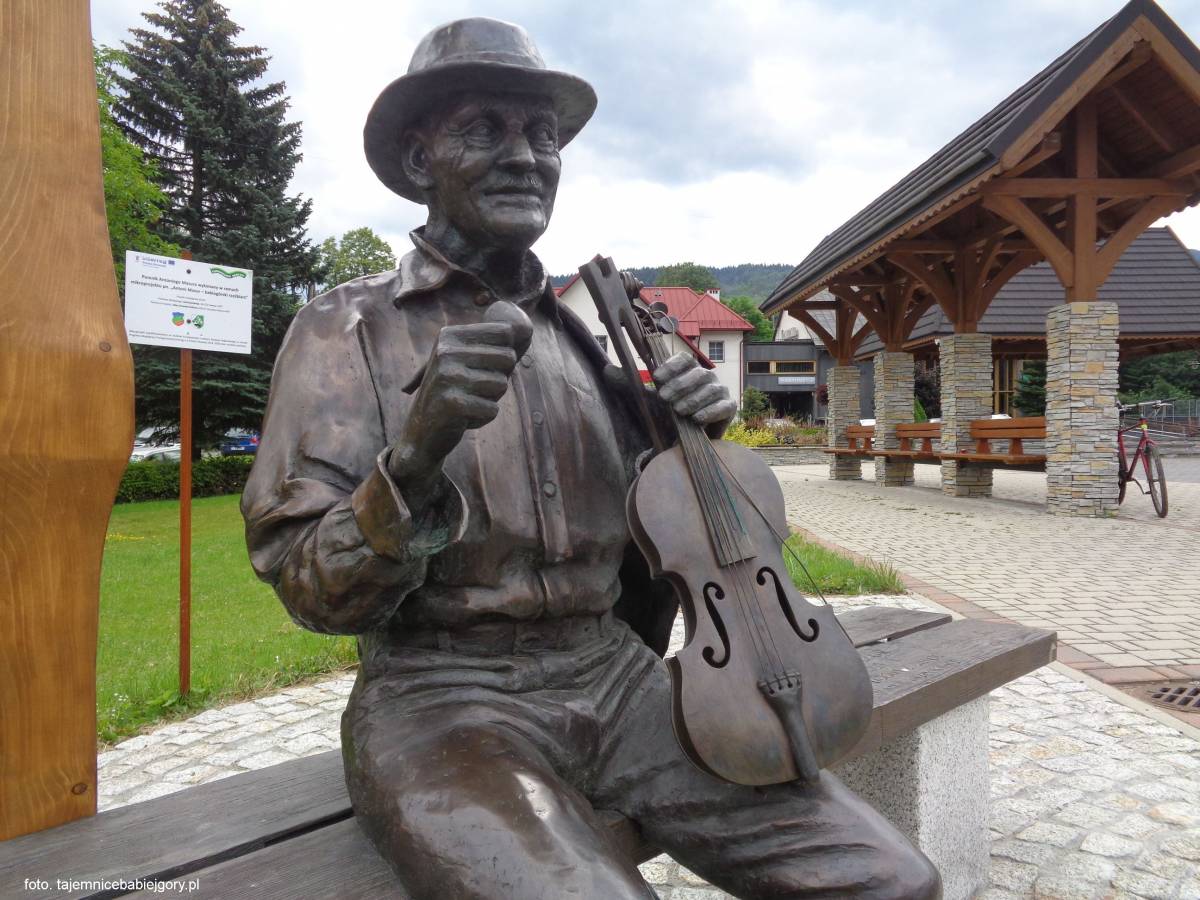 Pomnik i ławeczka Antoniego Mazura na skwerku w Zawoi Centrum - original