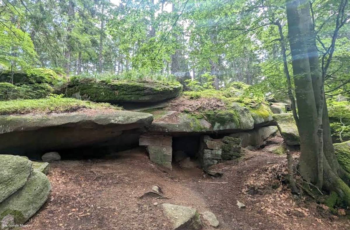 Jaskinie skalne nieopodal Złotego Widoku