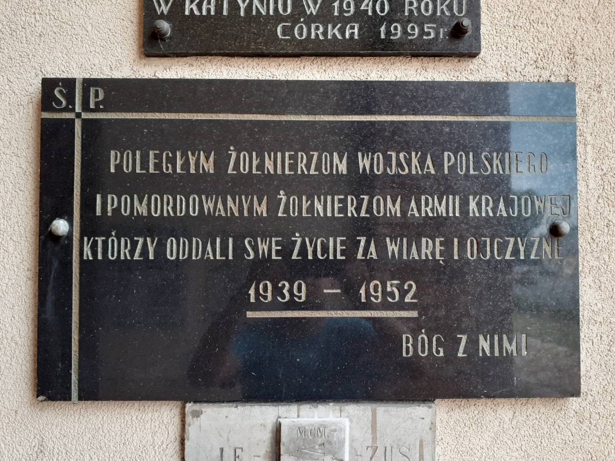 Tablica upamiętniająca żołnierzy Wojska Polskiego i Armii Krajowej w Przyrowie - 20200803 142524