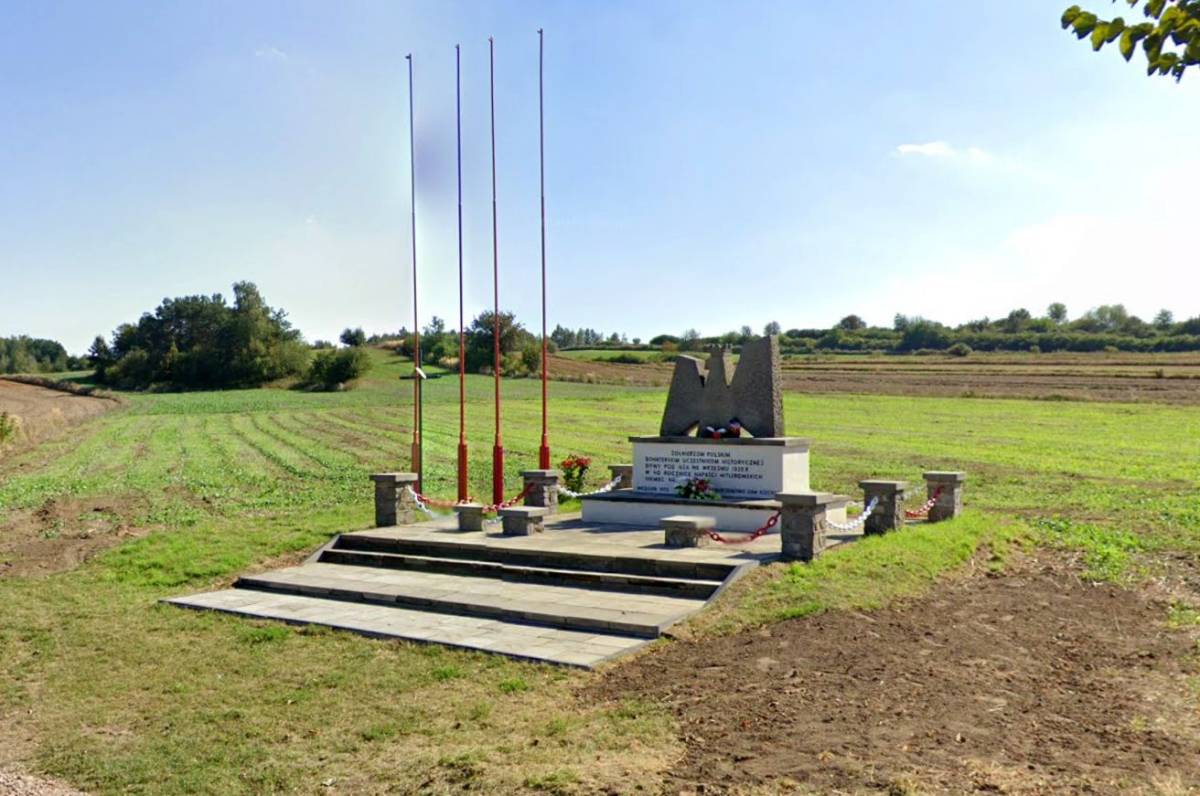 Pomnik Bitwy pod Iłżą w Iłży - schowek01