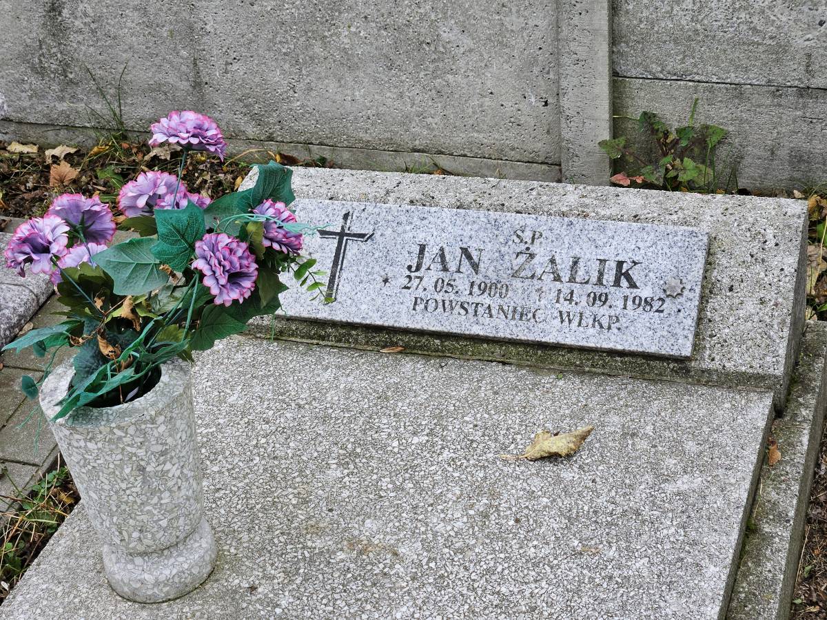 Grób Jana Żalika (Powstańca Wielkopolskiego) w Lipinach (Świętochłowice) - grob jana zalika w lipinach 6
