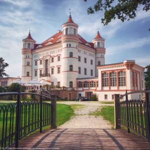 Pałace i parki krajobrazowe Kotliny Jeleniogórskiej - palac w wojanowie latem