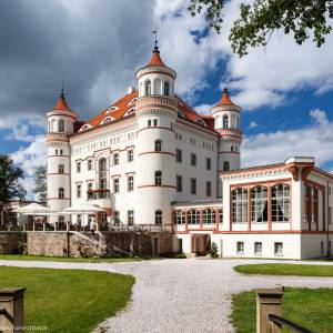 Pałace i parki krajobrazowe Kotliny Jeleniogórskiej - widok na bajkowy palac w wojanowie