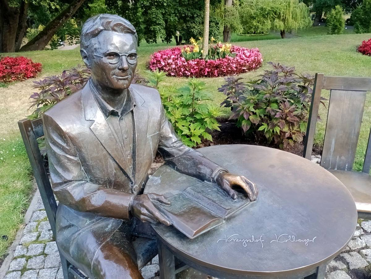 Stoliczek Krzysztofa Kolbergera w Międzyzdrojach - stoliczek krzysztofa kolbergera w miedzyzdrojach 4