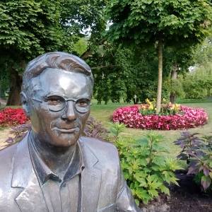 Stoliczek Krzysztofa Kolbergera w Międzyzdrojach - stoliczek krzysztofa kolbergera w miedzyzdrojach 1