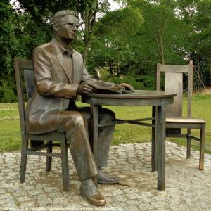 Stoliczek Krzysztofa Kolbergera w Międzyzdrojach - stoliczek krzysztofa kolbergera w miedzyzdrojach 10