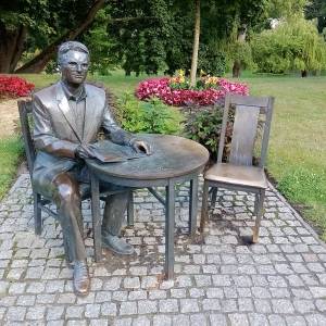 Stoliczek Krzysztofa Kolbergera w Międzyzdrojach - stoliczek krzysztofa kolbergera w miedzyzdrojach 3