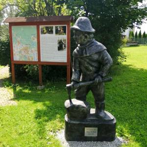 Rzeźba Gwarka (ul. Waliski) w Reptach Śląskich (Tarnowskie Góry) - tarnowskie gory repty slaskie ul waliski x ul renka figura gwarka 02