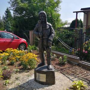 Rzeźba Gwarka (ul. Niedziałkowskiego) w Starych Tarnowicach (Tarnowskie Góry) - tarnowskie gory stare tarnowice ul niedzialkowskiego figura gwarka 02