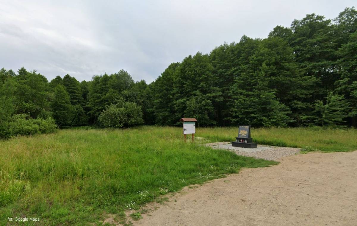 Pomnik wywózek na Syberię w Białowieży - schowek01