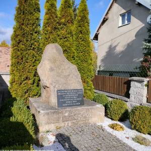 Pomnik upamietniający szkołę polską w Gietrzwałdzie - pomnik upamietniajacy lokalizacje szkoly polskiej w gietrzwaldzie w 1920 r ul ostrodzka 14 16