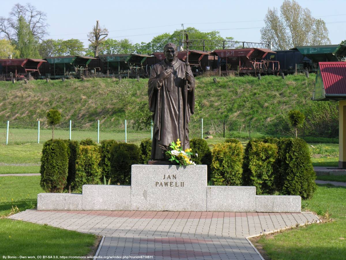 Pomnik Jana Pawła II w Kamieńcu Ząbkowickim - kamieniec zabkowicki pomnik papieza